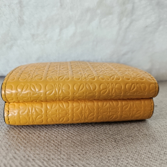 Pre-loved Loewe Tri-fold wallet - Picture 2 of 11